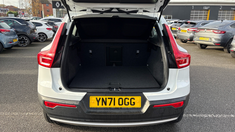 Volvo Xc40 2.0 B4P Momentum 5dr Auto [7 speed] Petrol Estate